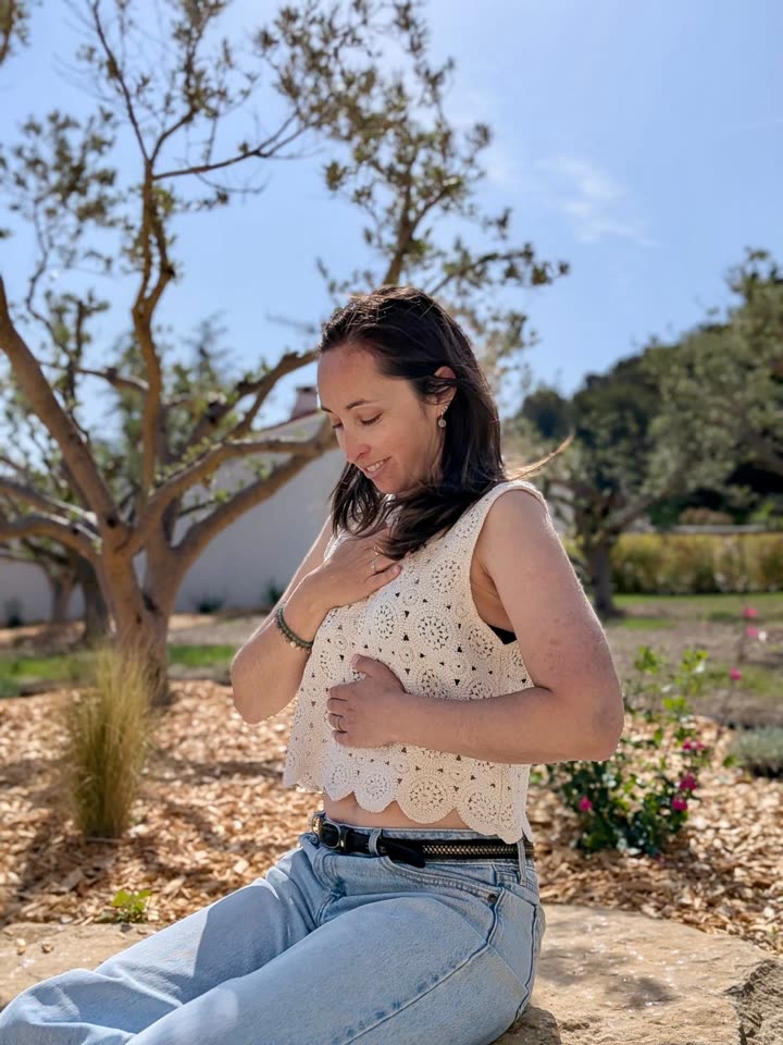 Lucie assise au soleil, les mains posées sur la poitrine et le ventre, qui respire