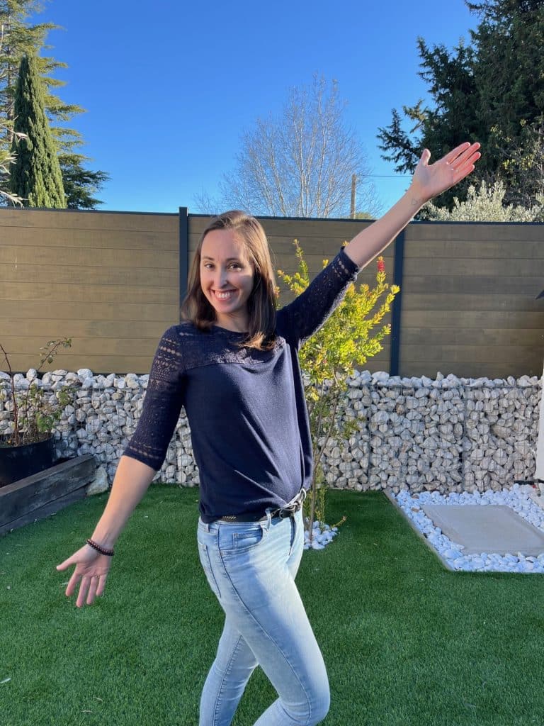 Lucie Gilbert, réflexologue à Aix-les-Milles, souriante dans un jardin